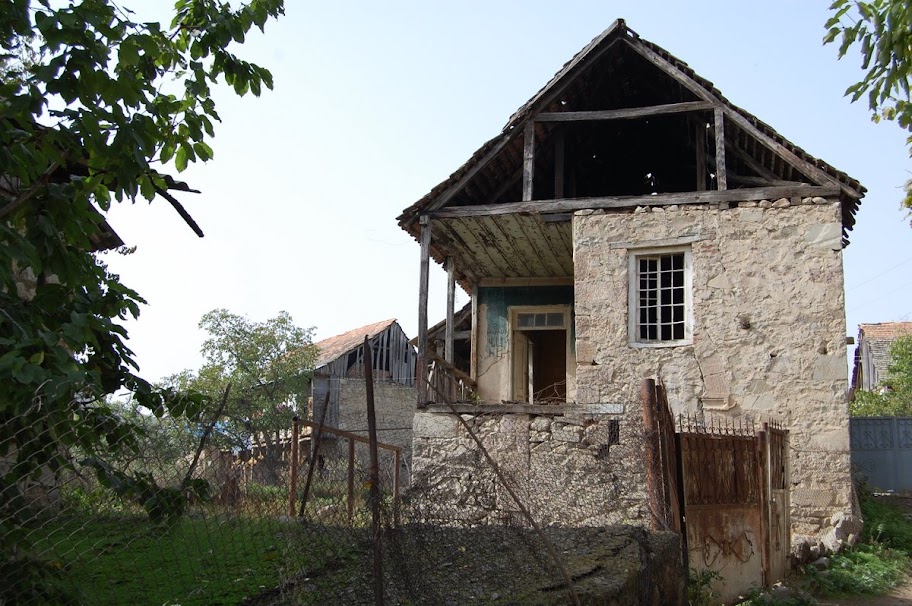 GEORGIA & SOUTH CAUCASUS: ARCHITEKTUR: Deutsche Häuser in der Ferne bei